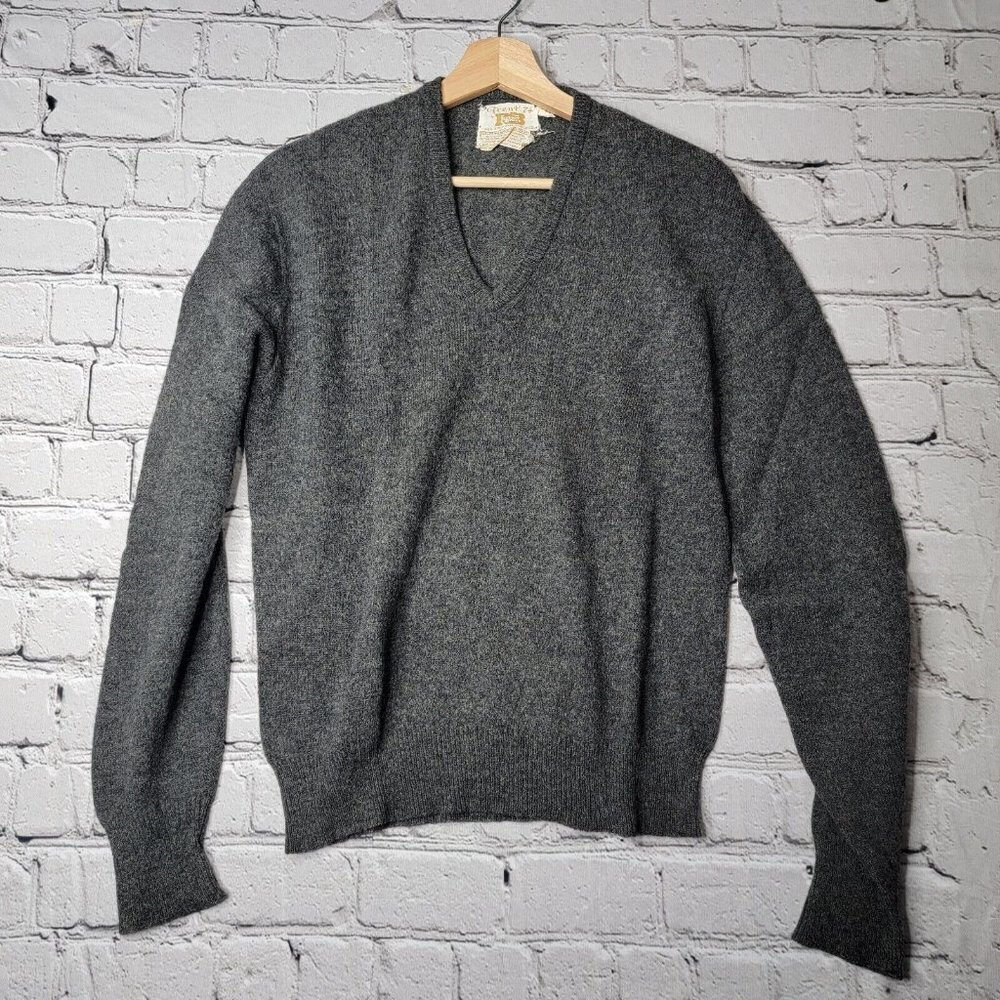 Vintage‎ Trent 74 Robert Bruce 100% 2-Ply Wool Gray Vneck Sweater Size M